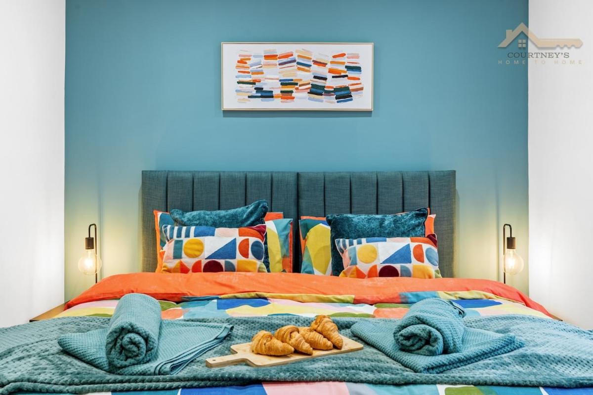 Modern Flat by Train St & Must-See Sights - B&B