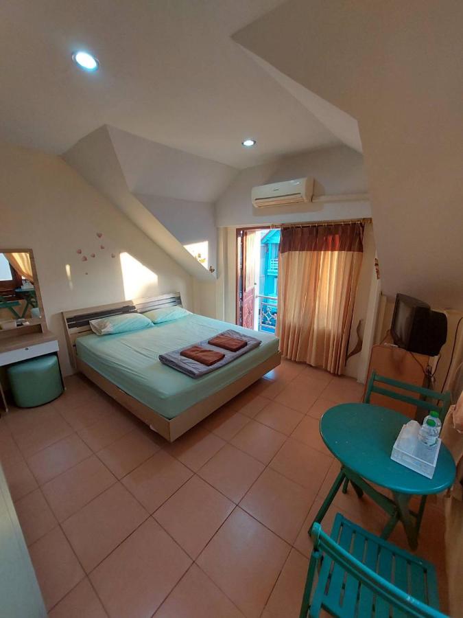 Zimmer mit Kingsize-Bett und Balkon