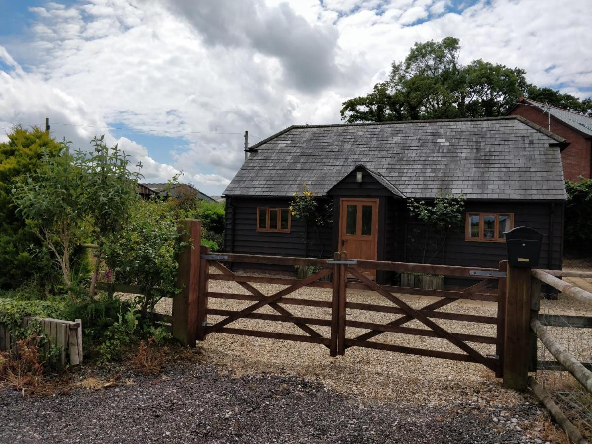 Pretty Country Cottage with Hot Tub - Ferienwohnung