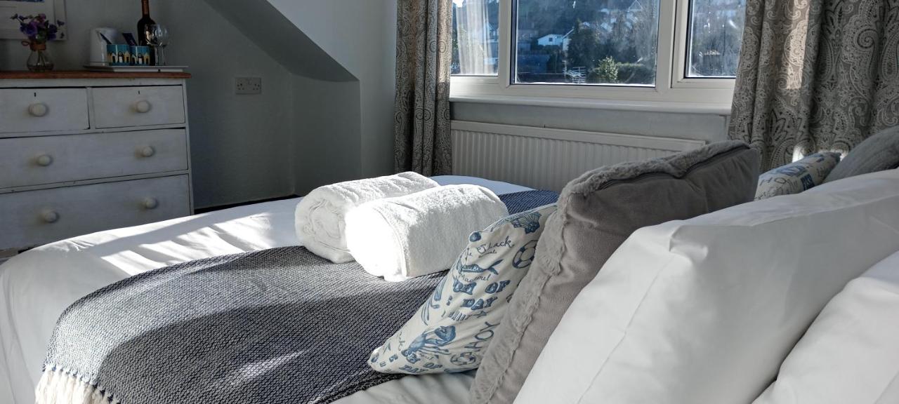 Habitación con cama extragrande.