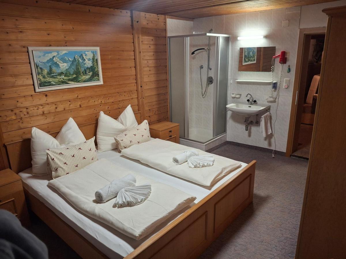 Habitación Doble con aseo compartido