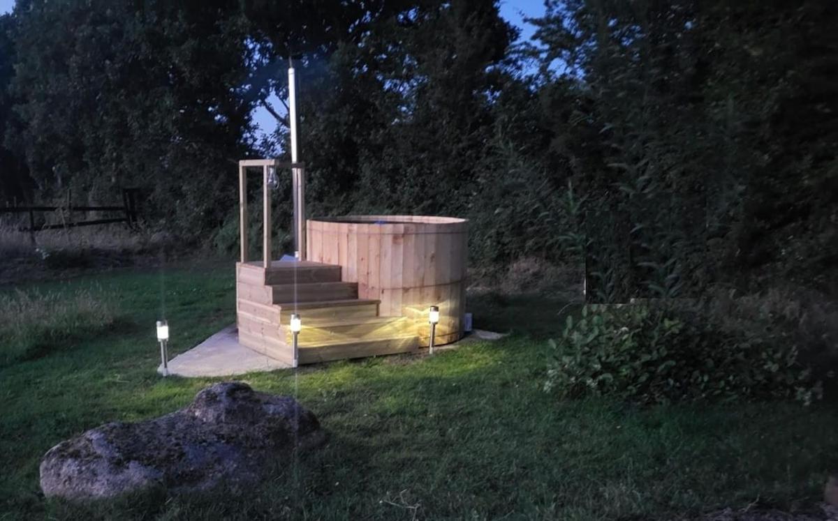 Cosy Off Grid Shepherds Hut with Wood Fired Hot Tub - B&B