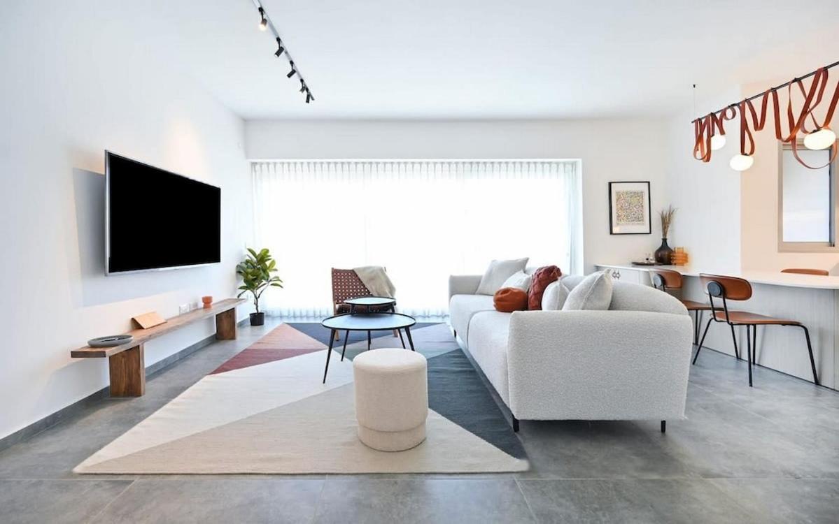Stylish 3 Bedroom Apartment With Balcony By Vacay - B&B Tel Aviv