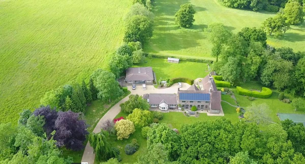 Modern Self-Contained 3 Bedroom Bungalow - B&B Cranleigh