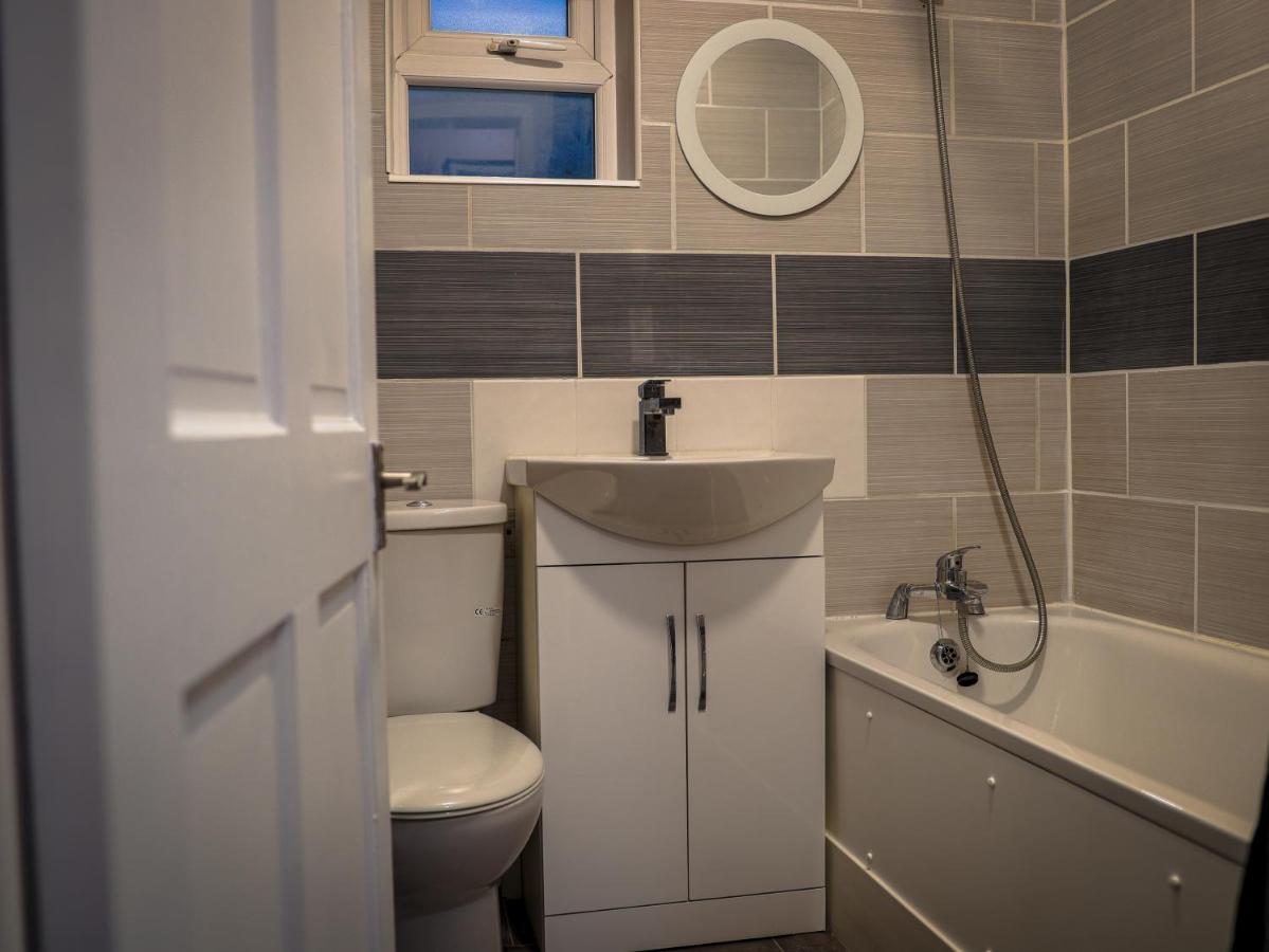 London 4 Bed Contractor Base with Pool Table - Bed and Breakfast Edmonton