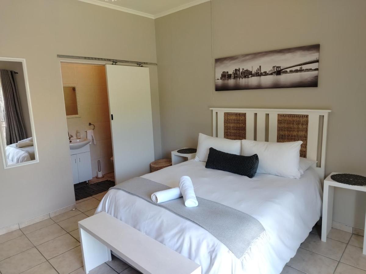 Habitación con cama grande