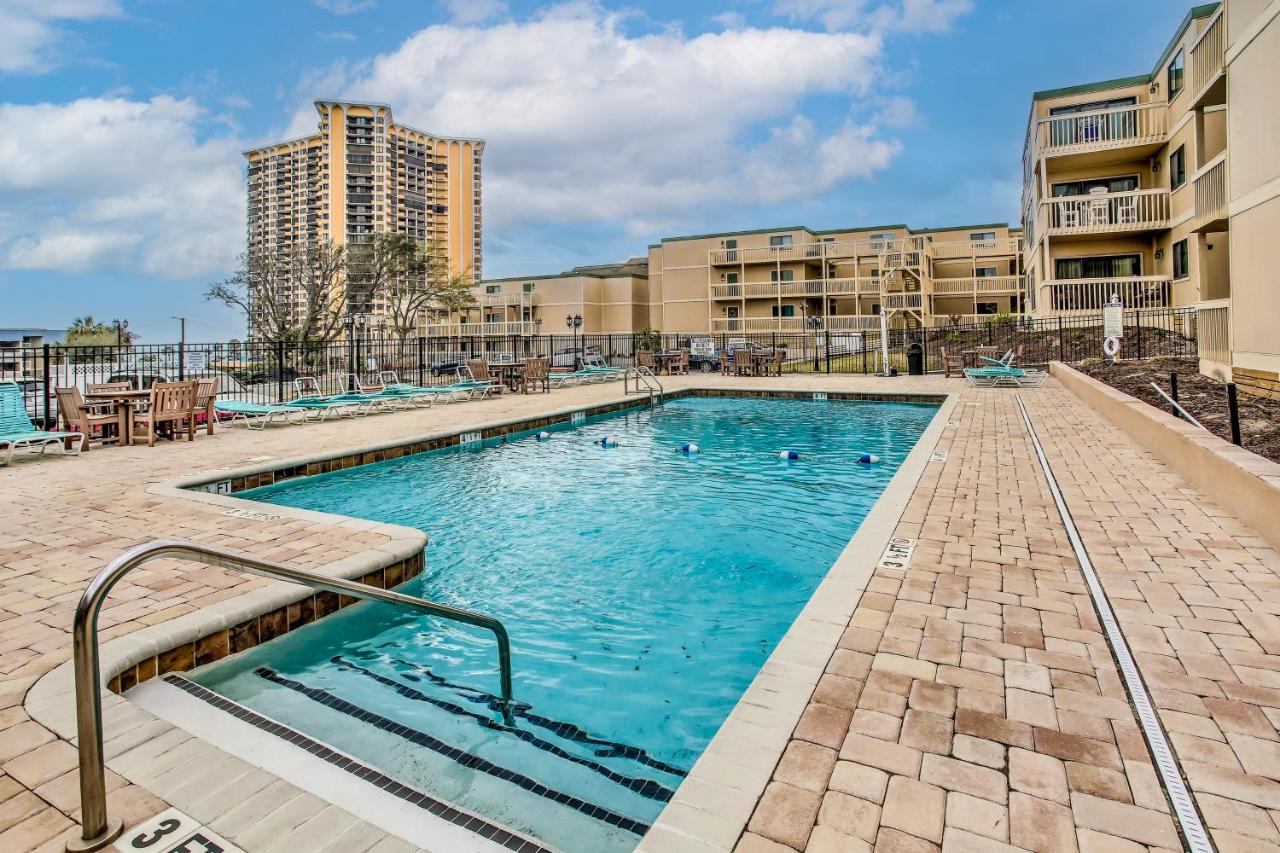 Walk to Beach and Pier Myrtle Beach Getaway with Deck - B&B Myrtle Beach