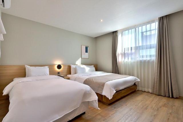 Twin room 2