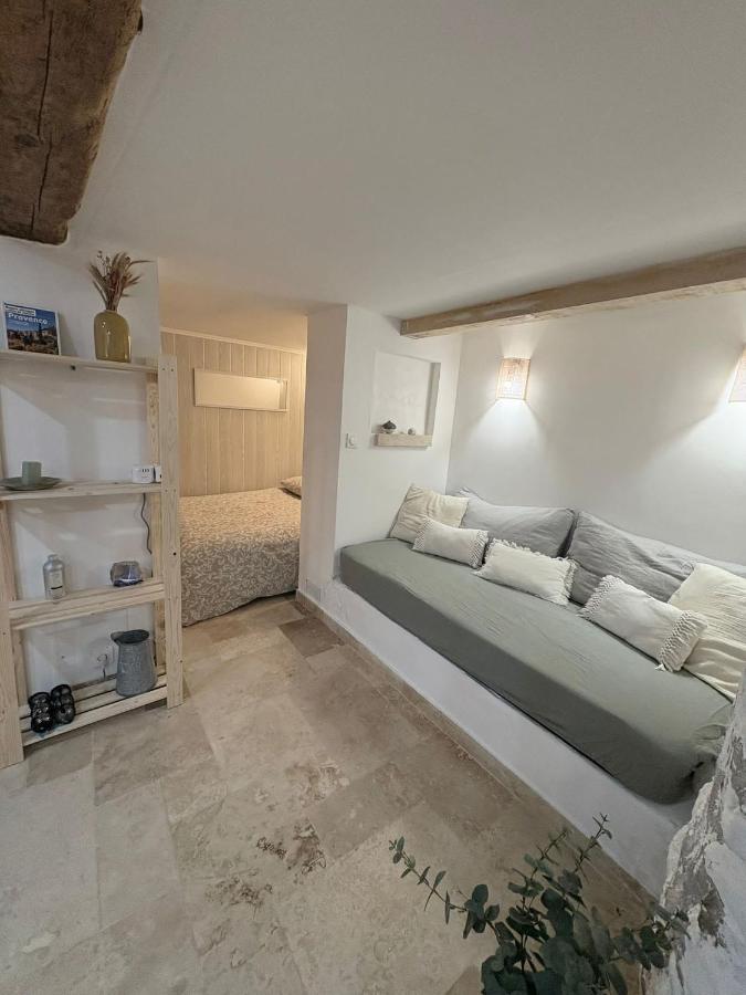 Studio climatisé au calme au coeur du village médiéval avec rue piétonne - Chambres d’hôtes