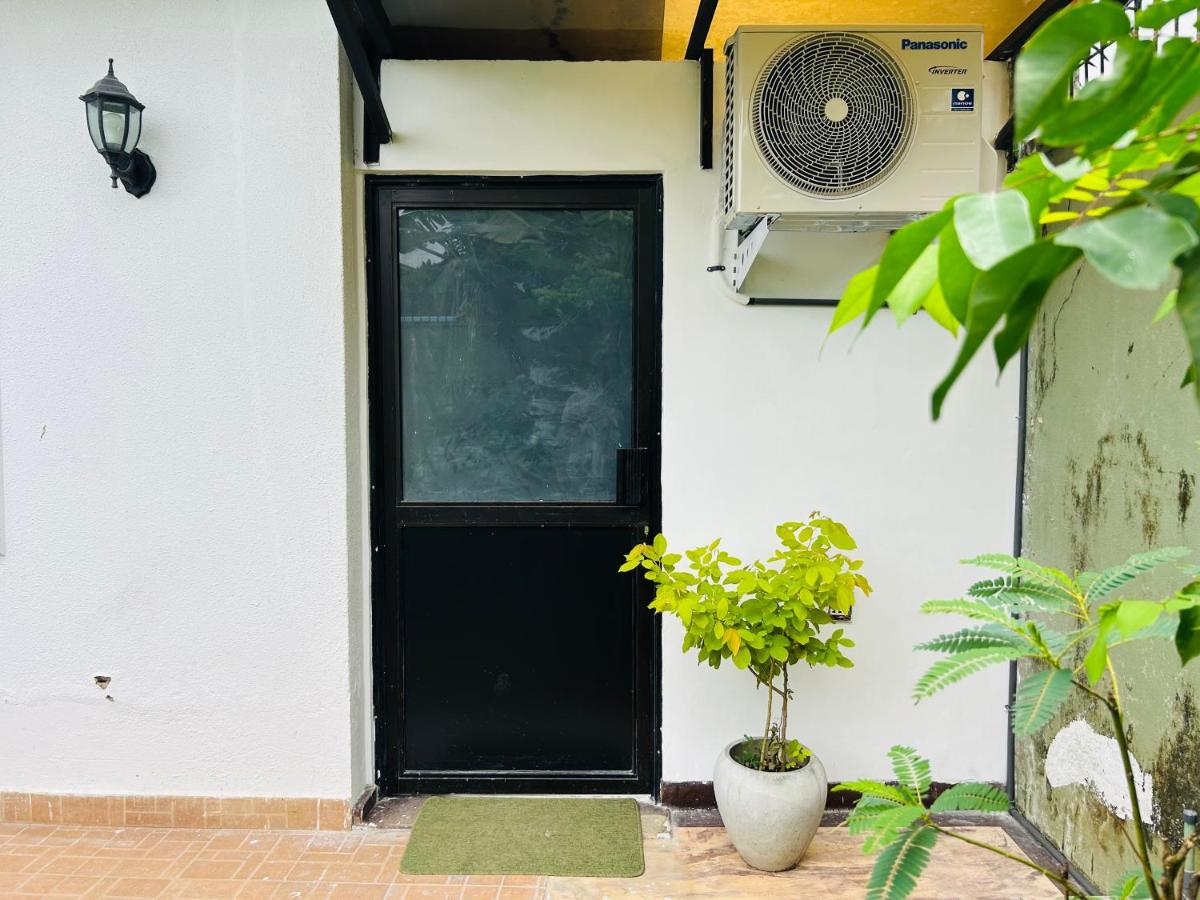 Pirivena Garden Resort - AC Units, Kitchen, Attached Bath Room, & WiFi - B&B Boralesgamuwa South