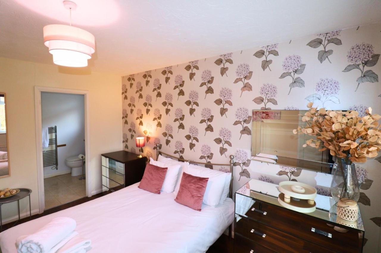 Binfield - Spacious Luxurious Four Bedroom House - B&B