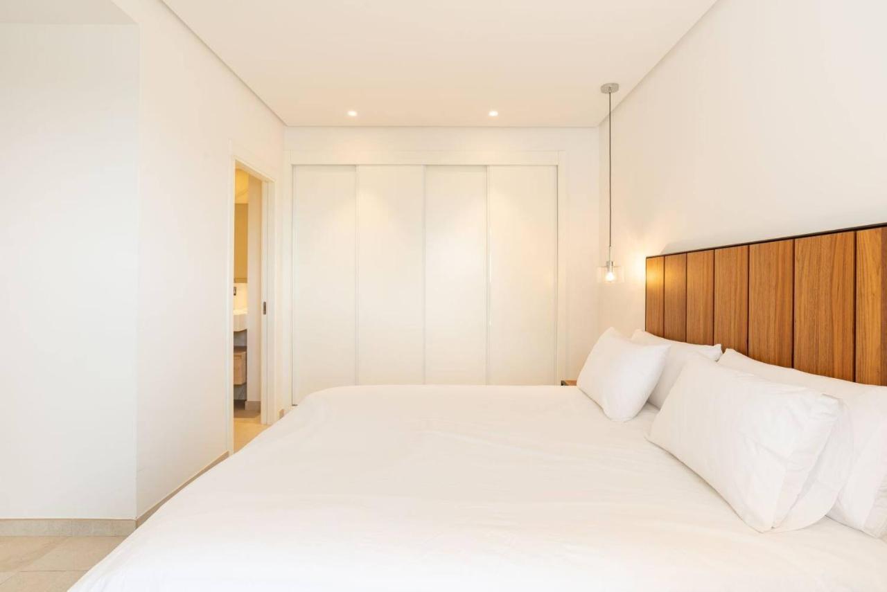La Quinta 3 Bedroom Ultra Modern Apartment with Private Hot Tub - Chambres d'hôtes Málaga