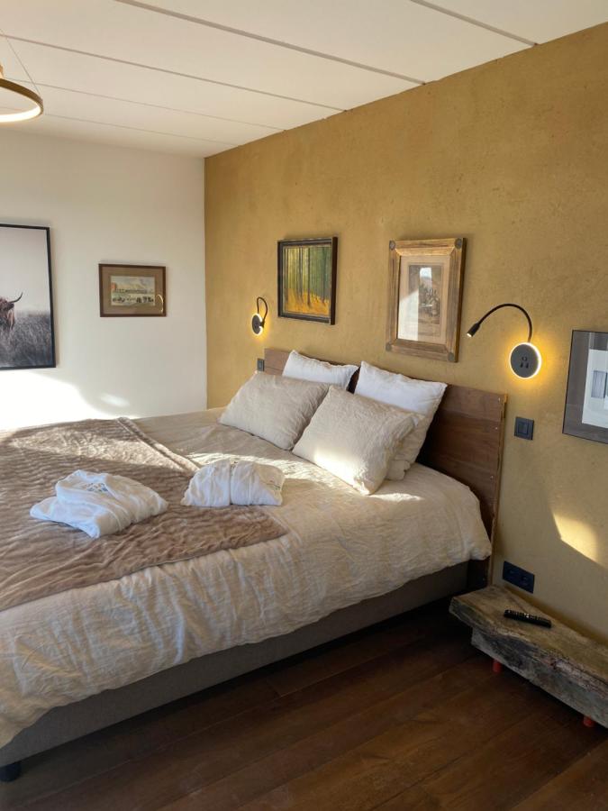 Habitación con cama extragrande y vistas al jardín