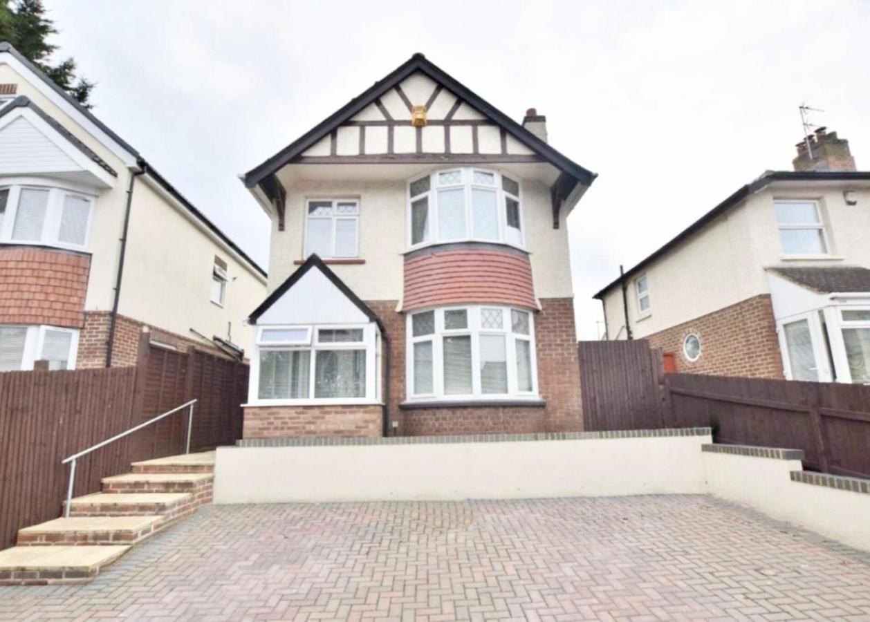 Large 4-bedroom detached house - Driveway for 3 cars - 20-minute walk to city centre - Gigabit Wi-Fi - Long Stay Rates! - Bed and Breakfast