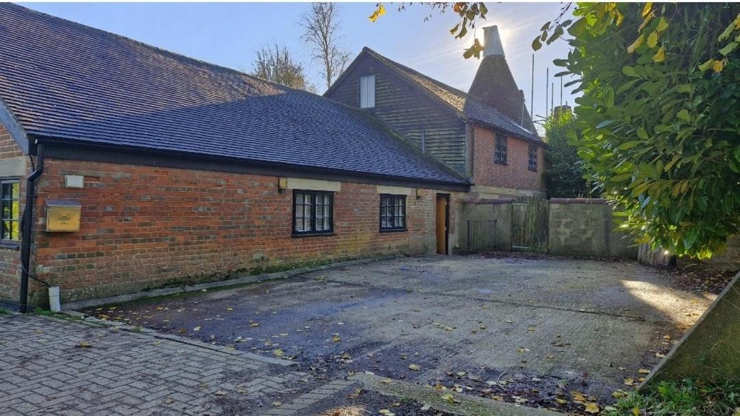 Barn with Hot Tub, Pool Table & Pizza Oven - Chambres d’hôtes Hadlow Down