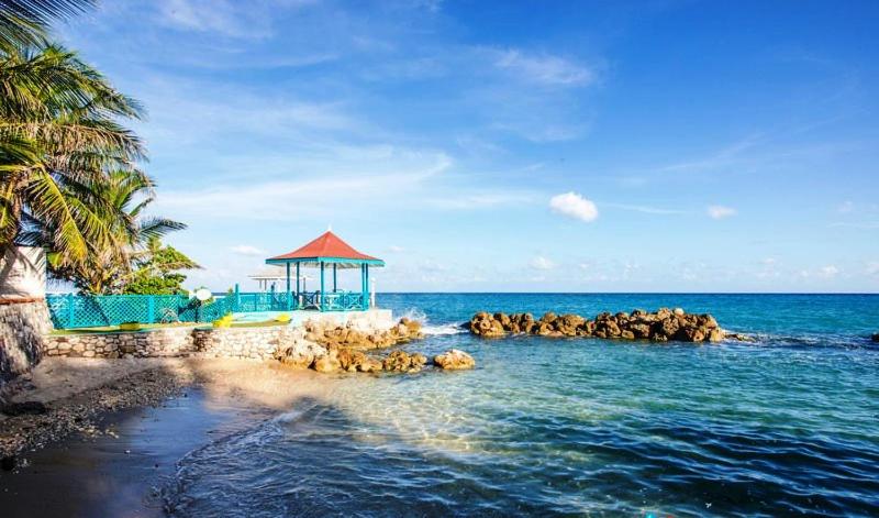 B&B Ocho Rios - Idyllic Beachfront Condo - Bed and Breakfast Ocho Rios