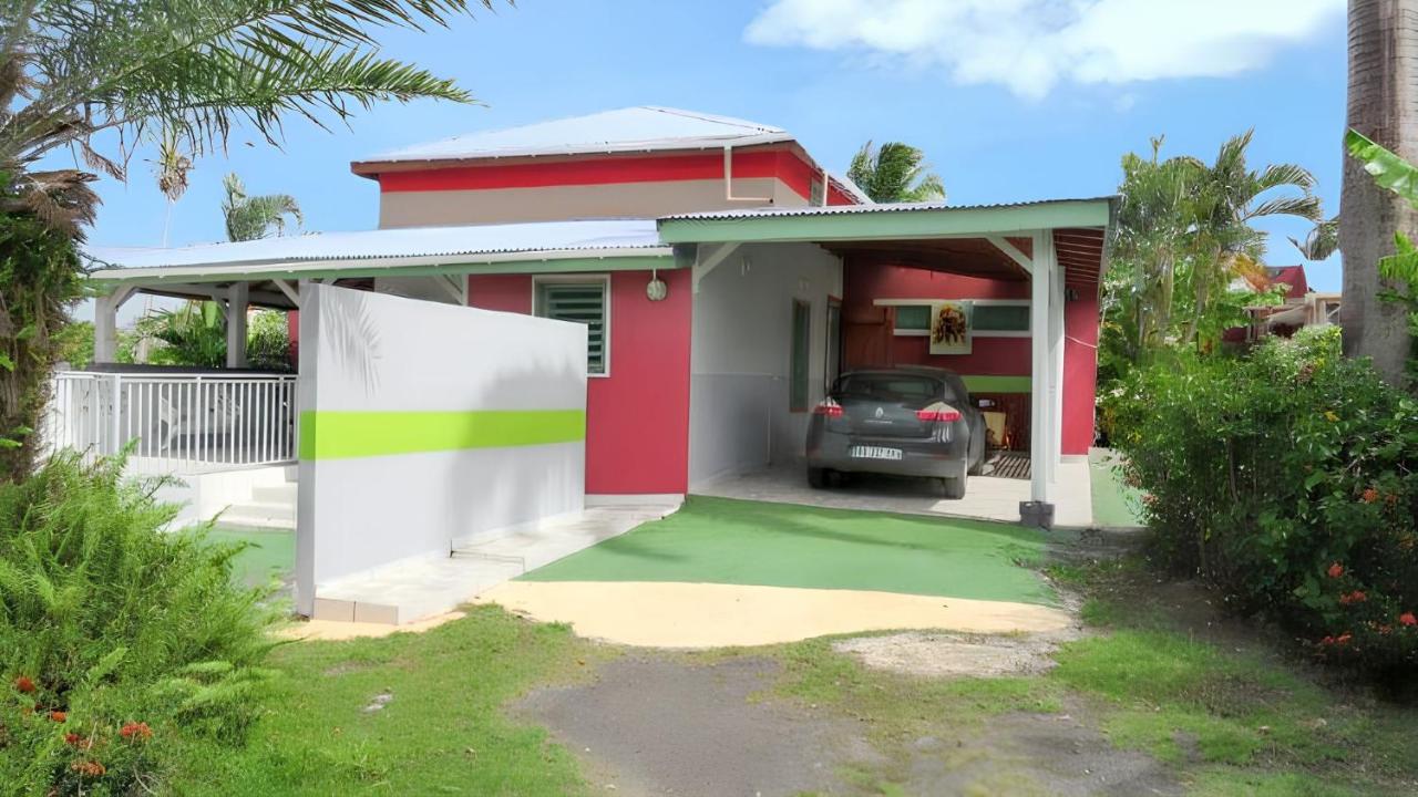Maison charmante à Sainte Anne avec piscine partagée - Chambres d’hôtes