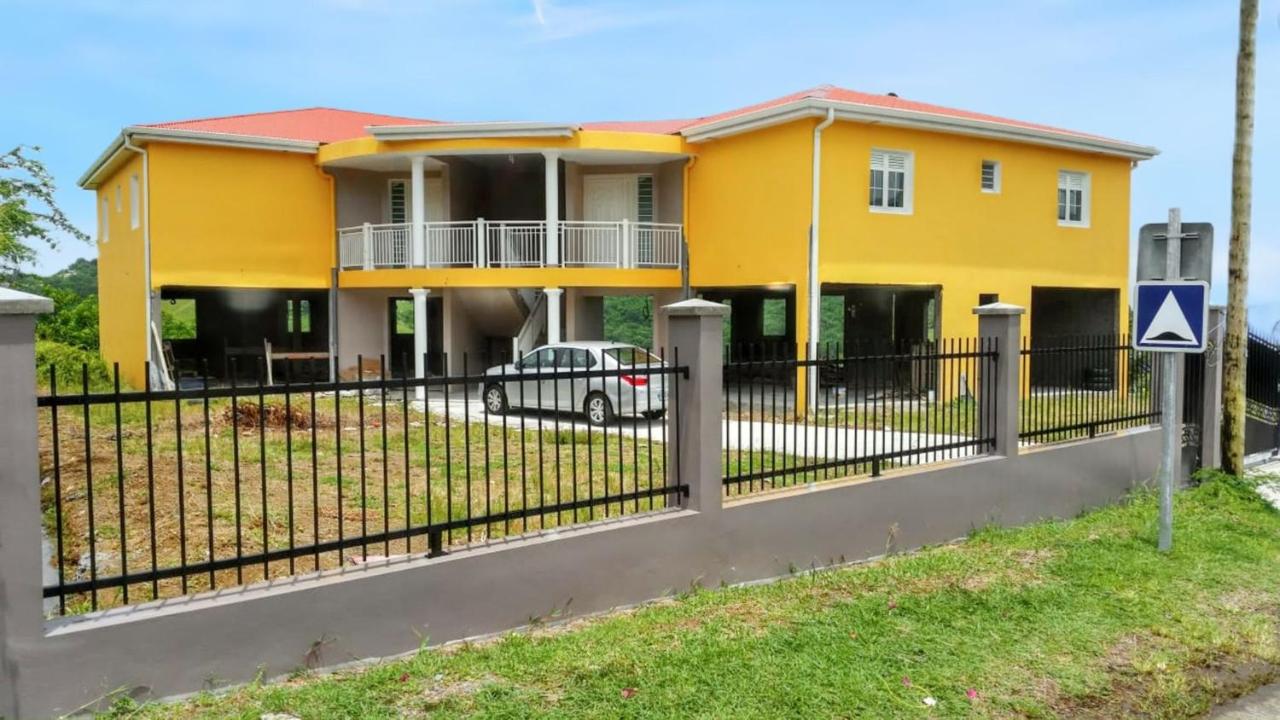 Appartement spacieux avec vue montagne à Le Marin, 82 m². - Ferienwohnung