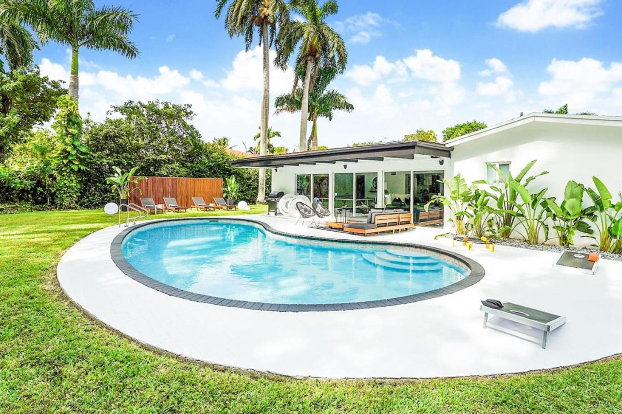 Tropicana Gem 4BR Oasis with Pool and Ping Pong Table - Chambres d’hôtes Miami