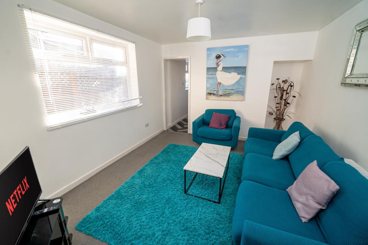 Spacious 3 bedroom house -- Off-road parking -- Pet Friendly -- Close to City Centre - B&B
