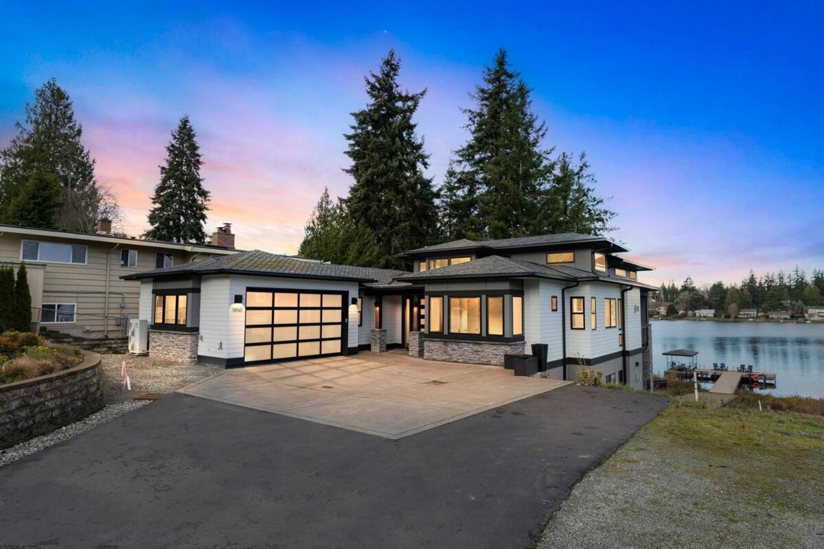4BR 4BA Modern Lakefront Lodge - B&B