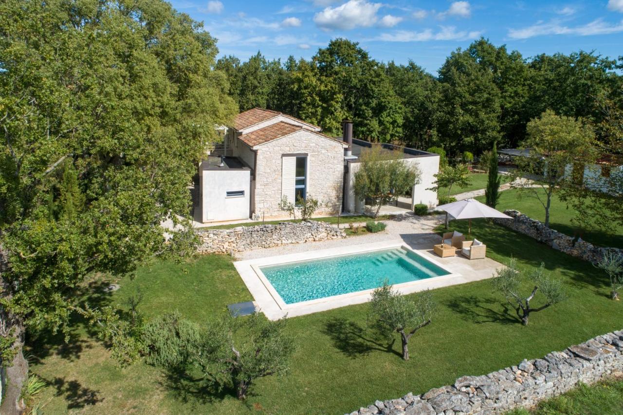 Beautiful restored farmhouse with private pool and gardens - B&B