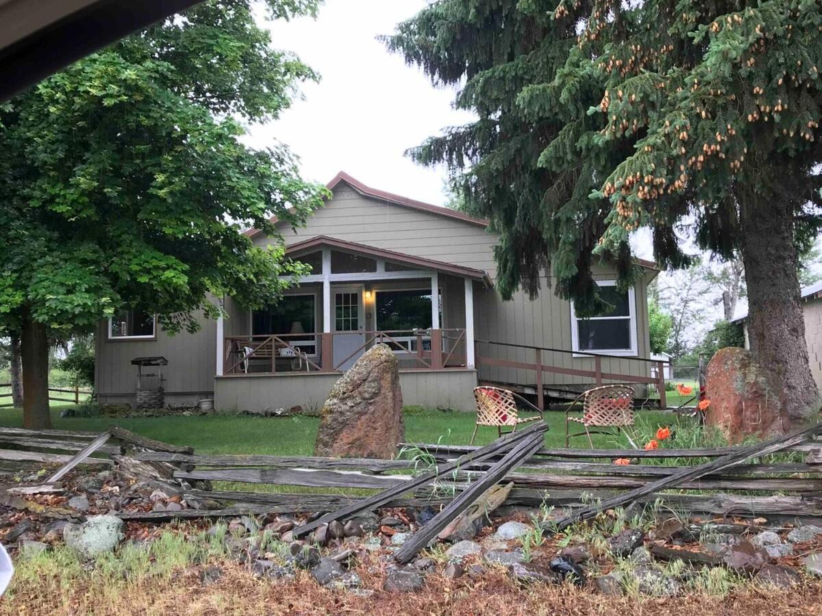 The Sweet Retreat Farmhouse with fast WiFi - B&B Prairie City