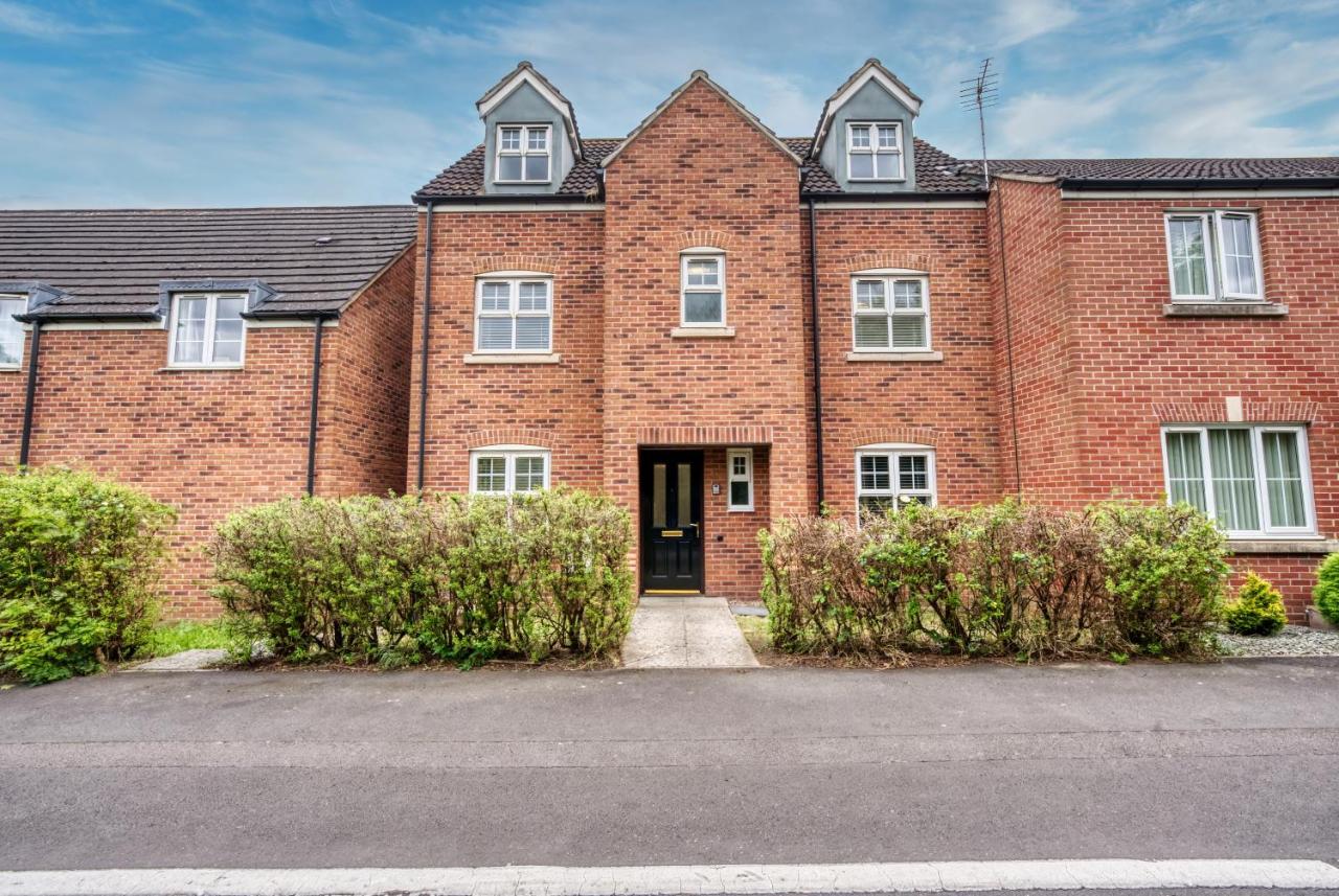 Spacious 6-bedroom house - 3 parking spaces - Superfast Wi-Fi - Close to M5 - Long-stay rates! - B&B