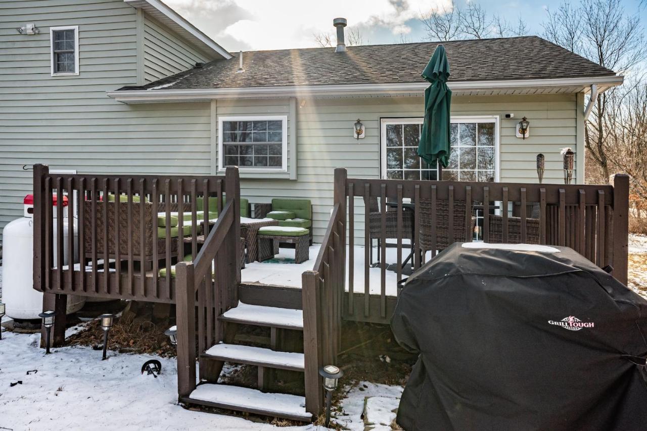 Spacious 3BR House, Hot Tub, Firepit, Ski Access! - Chambres d’hôtes