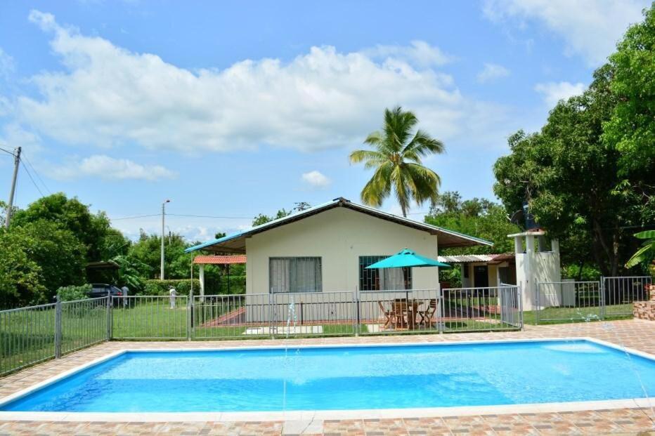 Casa de Descanso en Ricaurte - Girardot - Wifi - Bed and Breakfast Ricaurte
