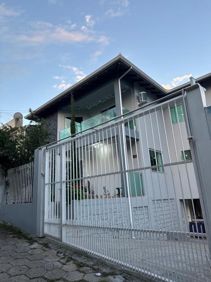 Zimmer mit Queensize-Bett und Balkon
