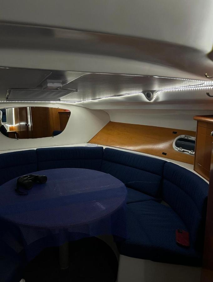 An unusual night on a boat - B&B