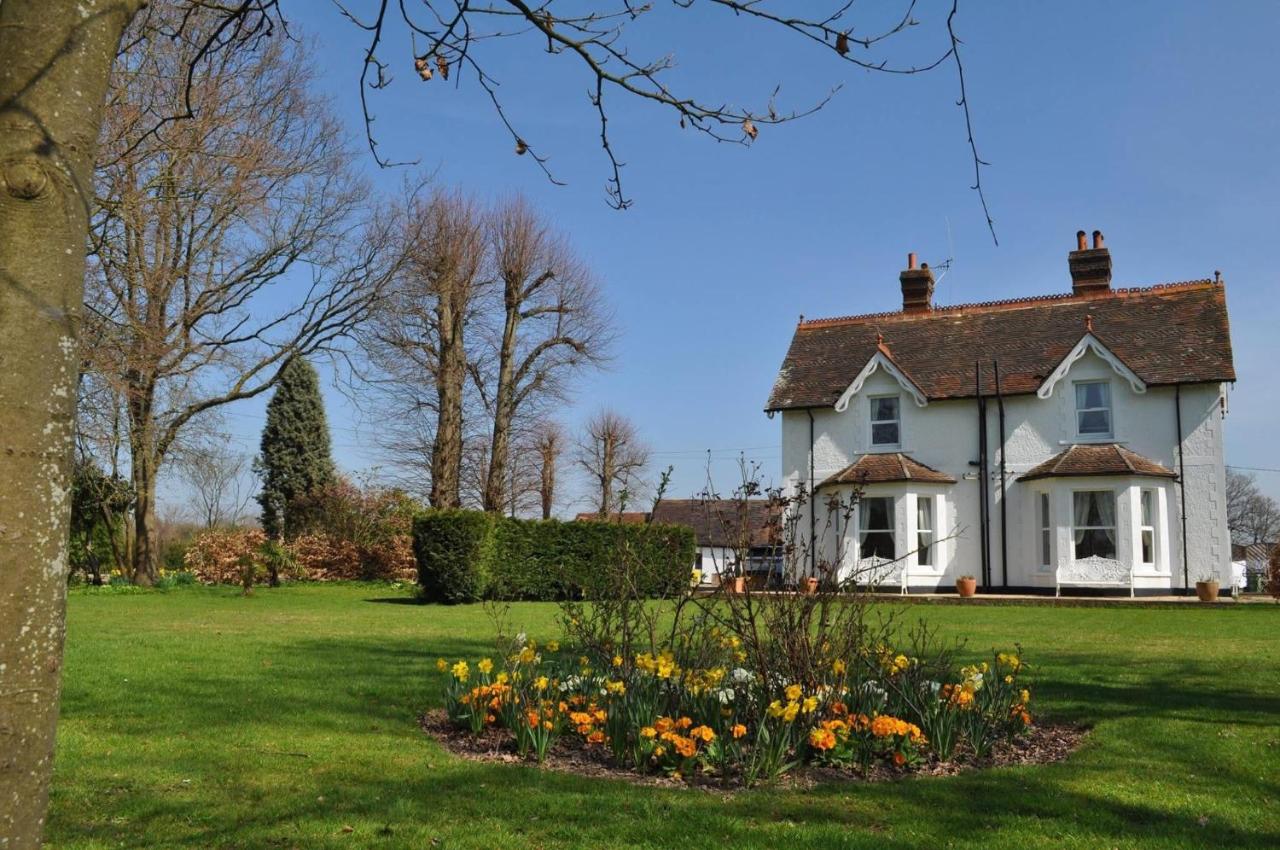 Hookwood Lodge - Bed and Breakfast Horley