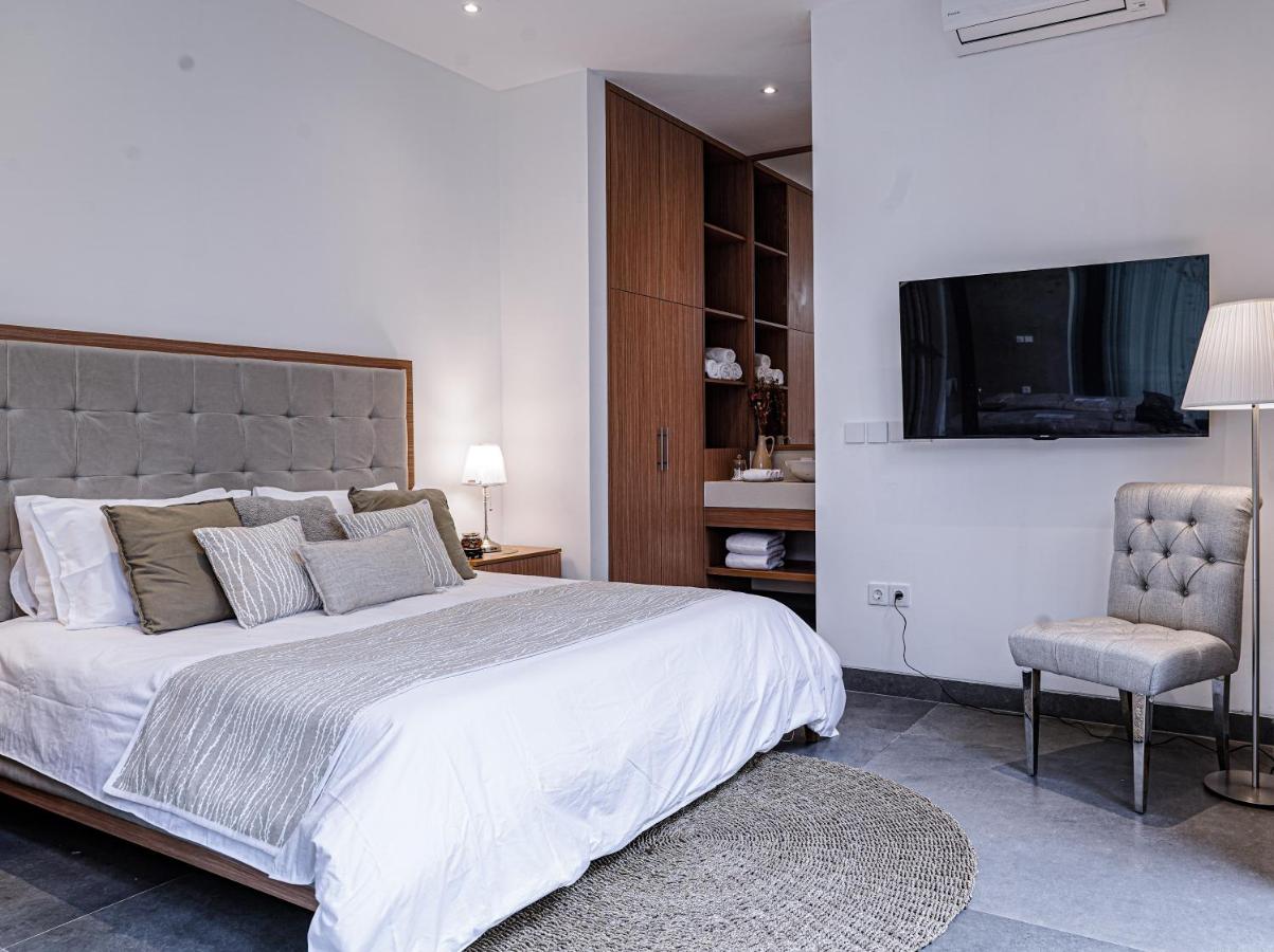 Queen Suite with Pool View