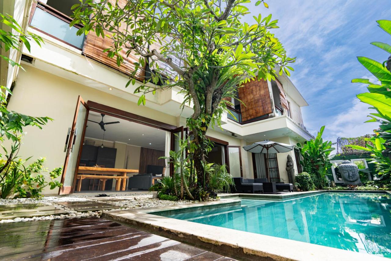 Villa Tepi Sungai a luxurious, under new management, 6 bedroom 620 sqm retreat featuring a stunning 15 meter pool and dedicated childrens room with 4 bunk beds newly renovated in Seminyak - B&B