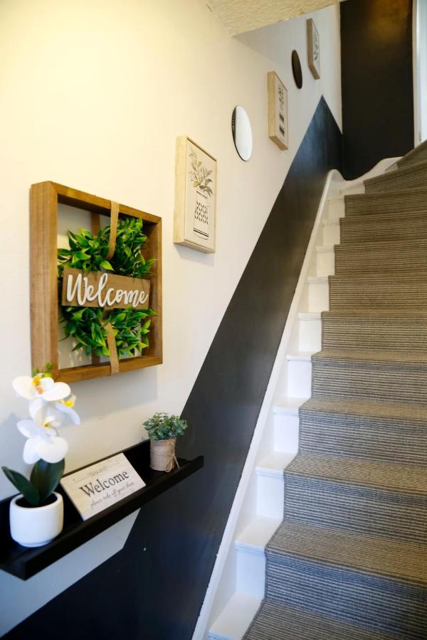 2 Bed 1 Bath Sleeps 4 Entire Home near CBS Arena & M6 - Coventry - B&B