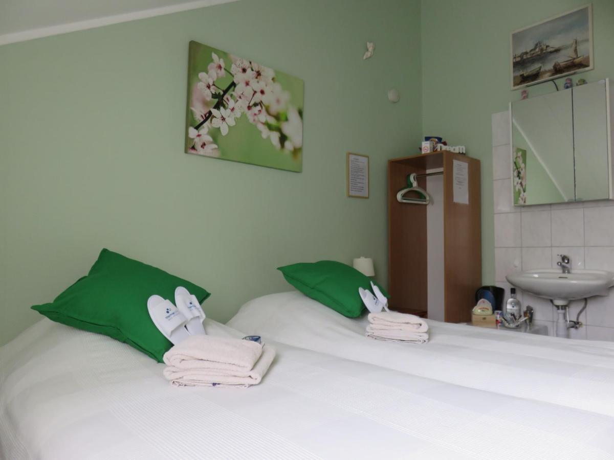 Tweepersoonskamer met 2 Aparte Bedden en Gedeelde Badkamer