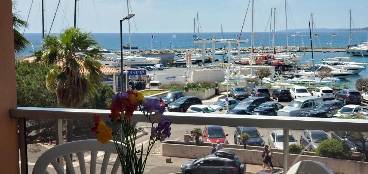 LE CAPITOLE Vue mer Studio cabine 27m2 2 adultes 2 enfants avec climatisation et garage - Chambres d'hôtes Fréjus