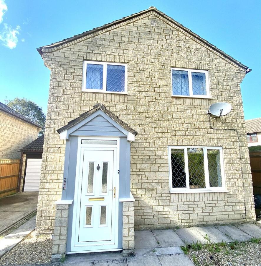 The Conifers large detached home with off street parking - Ferienwohnung Witney