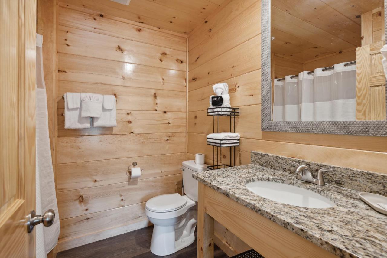 You Are My Sunshine - 3 BR Cabin - Downtown Pigeon Forge!! - B&B Pigeon Forge