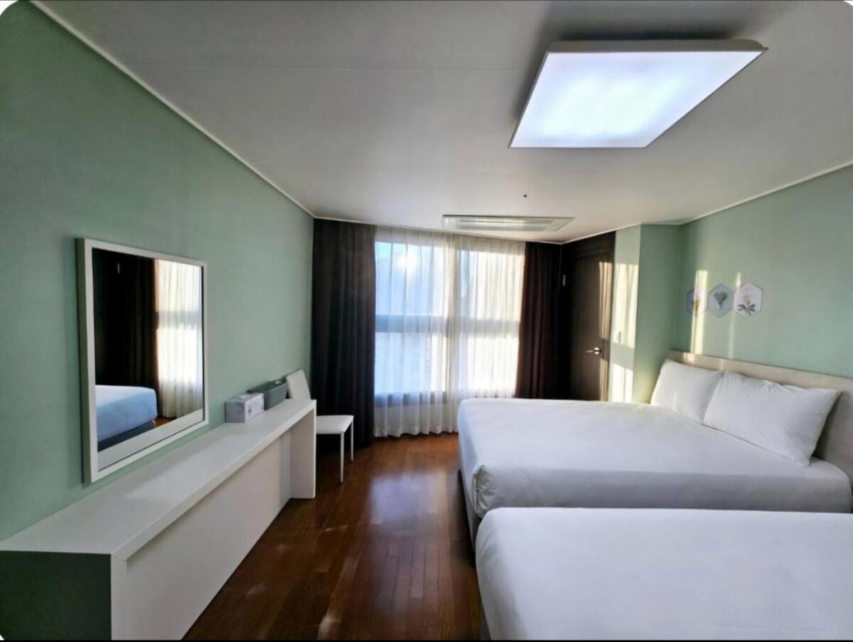 One-Bedroom Apartment with Ocean View