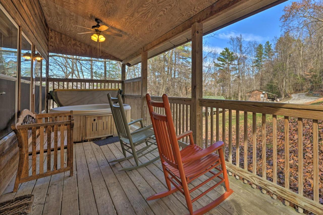 Cabin with Hot Tub - Near Nantahala Outdoor Center! - Chambres d’hôtes Bryson City