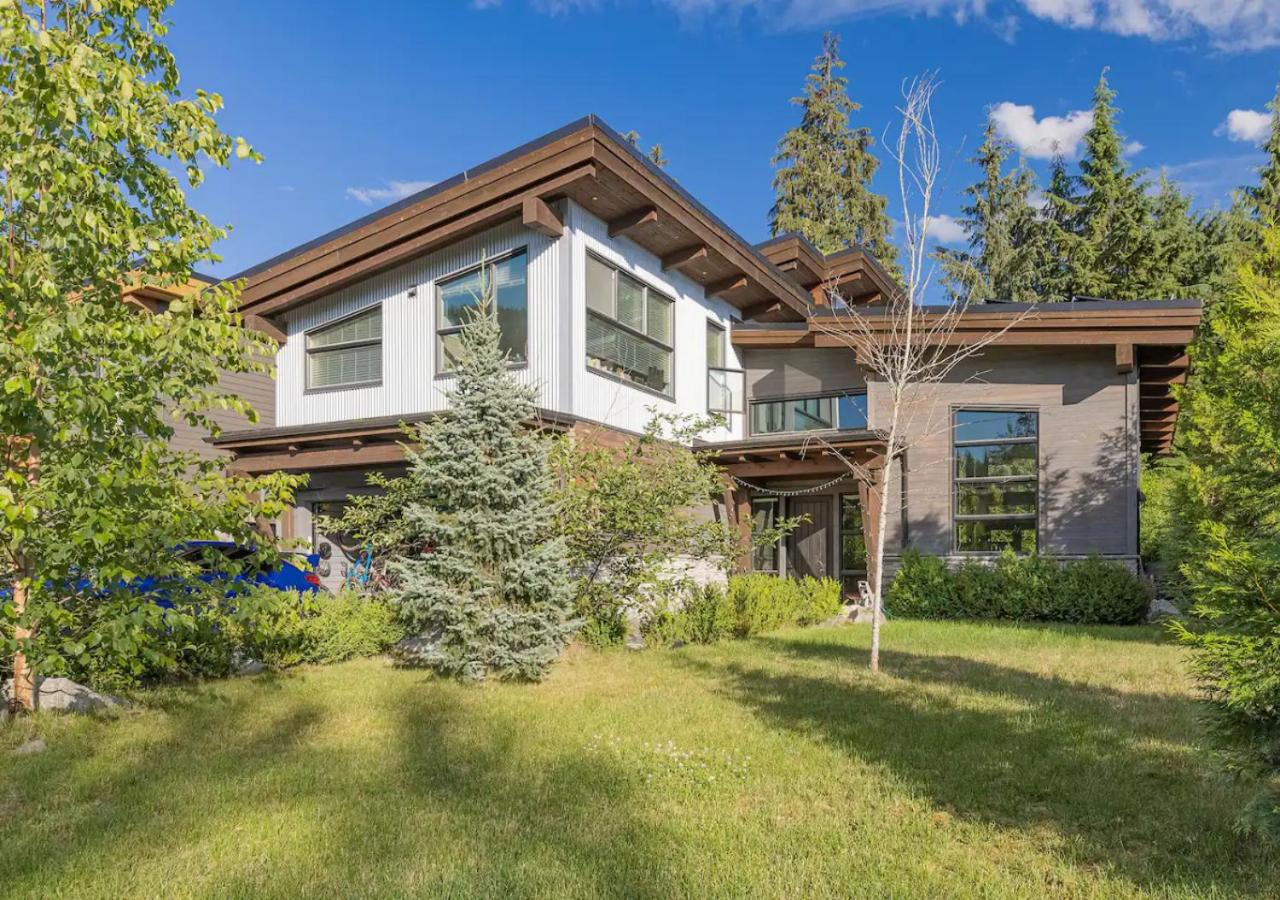 Large Modern Home in Squamish - B&B