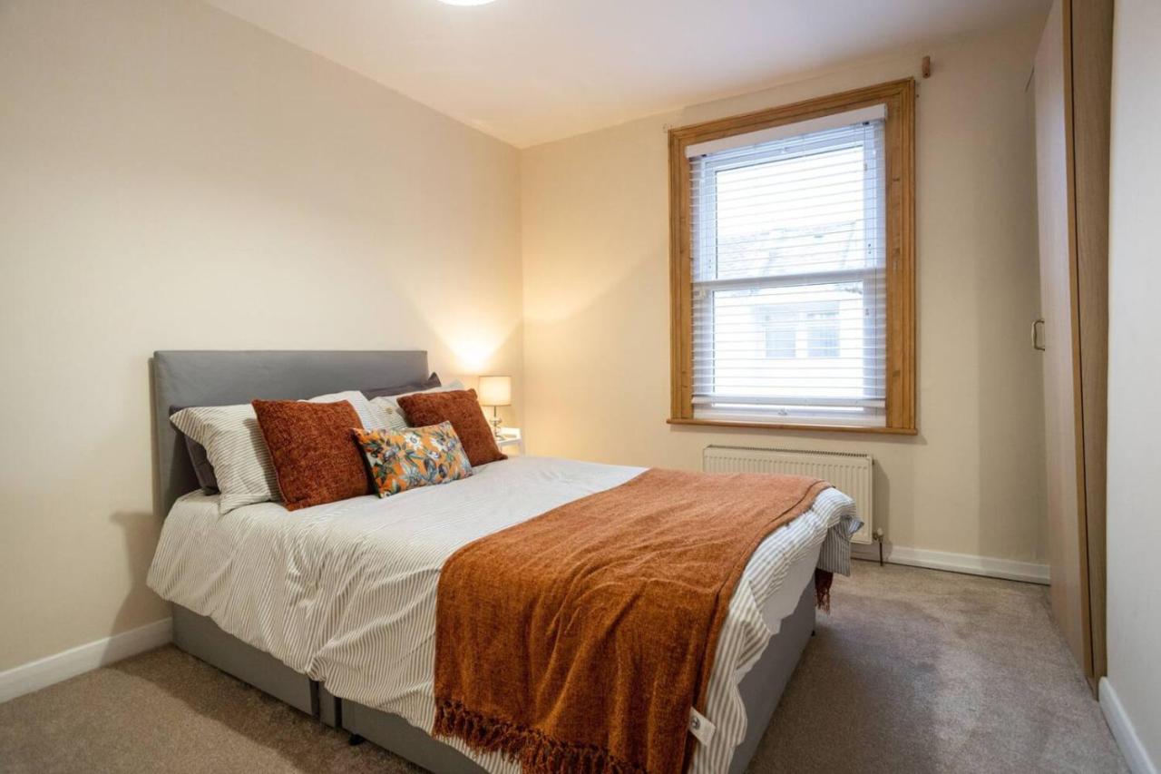 Edwards House, Sleeps 5 in 3 bedrooms, Bath Road, Cheltenham - B&B
