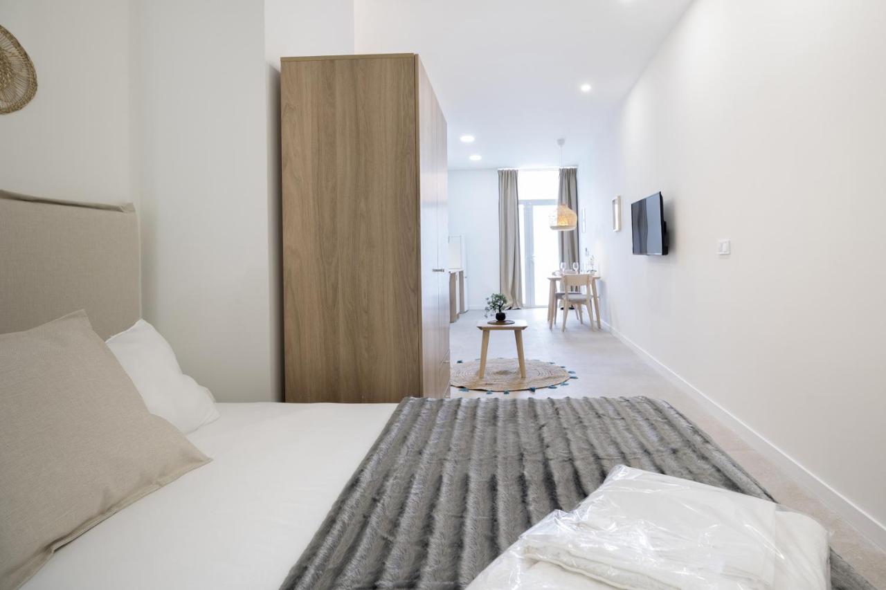 Studio Apartment with One Double Bed