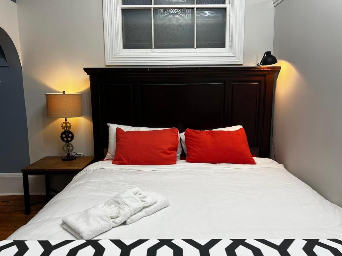 Timeless Comfort Downtown Halifax Living, Unit 2 - B&B