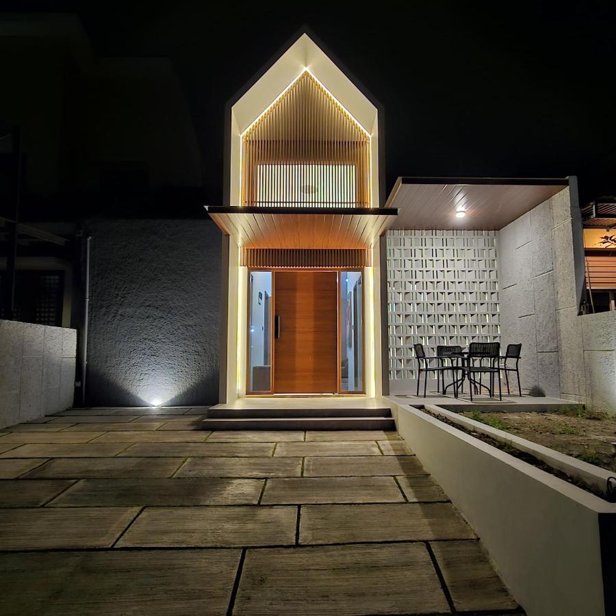 3 Bedroom House Near Grand Batam Mall - Bed and Breakfast
