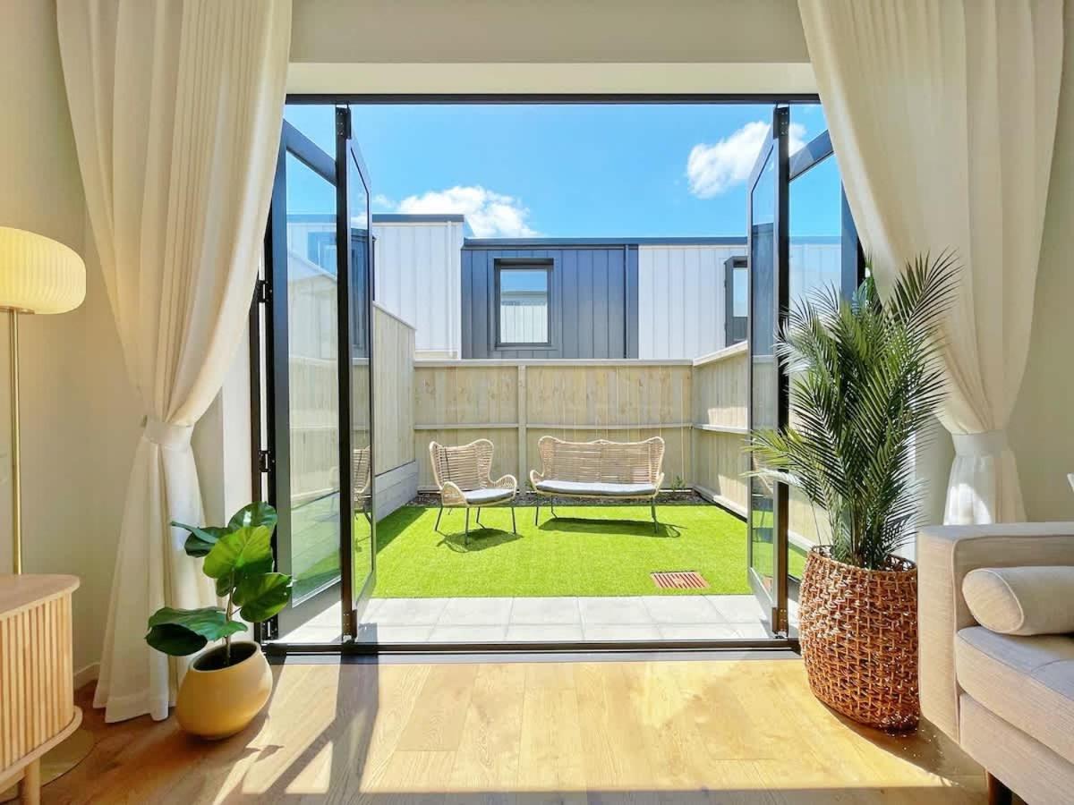City Serenity 2BR Townhouse vs AC Backyard & Parking - B&B Auckland