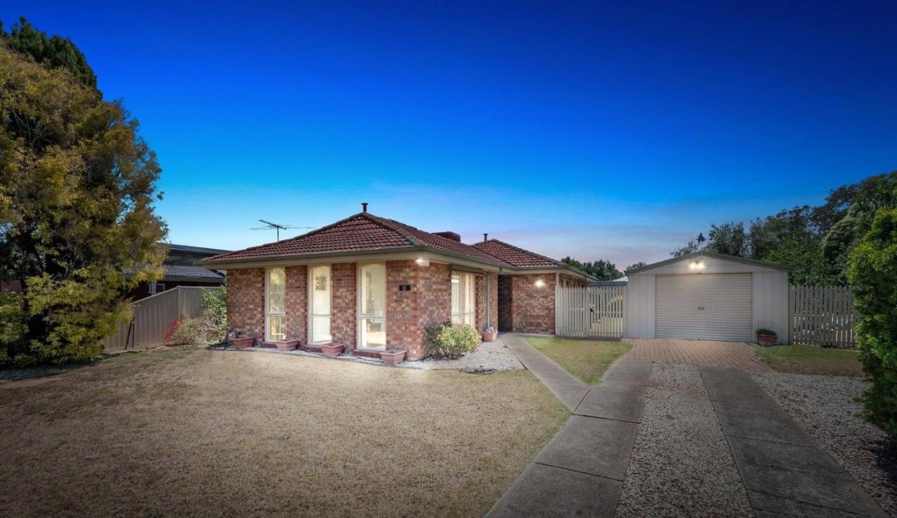 Sunny & Spacious Home in Melton - B&B