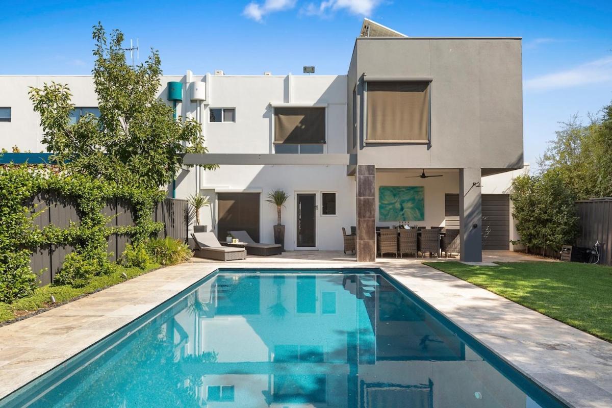 Lakehouse with Jetty & Pool - B&B Yarrawonga